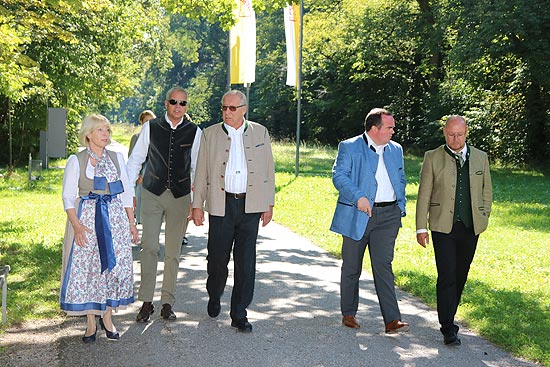 Wiesnwirte auf dem Weg nach Maria Eich (©Foto: Martin Schmitz)